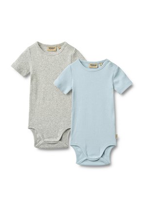 To kortærmede, ribstrikkede babybodystockings, én lysegrå og én lyseblå, begge med trykknapper på skulderen og skridtet.