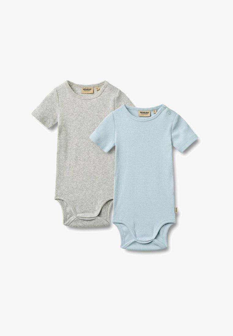 Deux bodies bébé à manches courtes côtelés, un gris clair et un bleu clair, chacun avec des boutons-pression à l'épaule et à l'entrejambe.