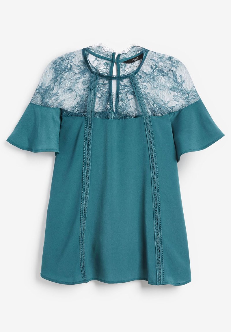 Blouse bleu sarcelle à manches courtes avec empiècement en dentelle, col rond, dos avec ouverture en forme de goutte et coutures verticales décoratives à l'avant.