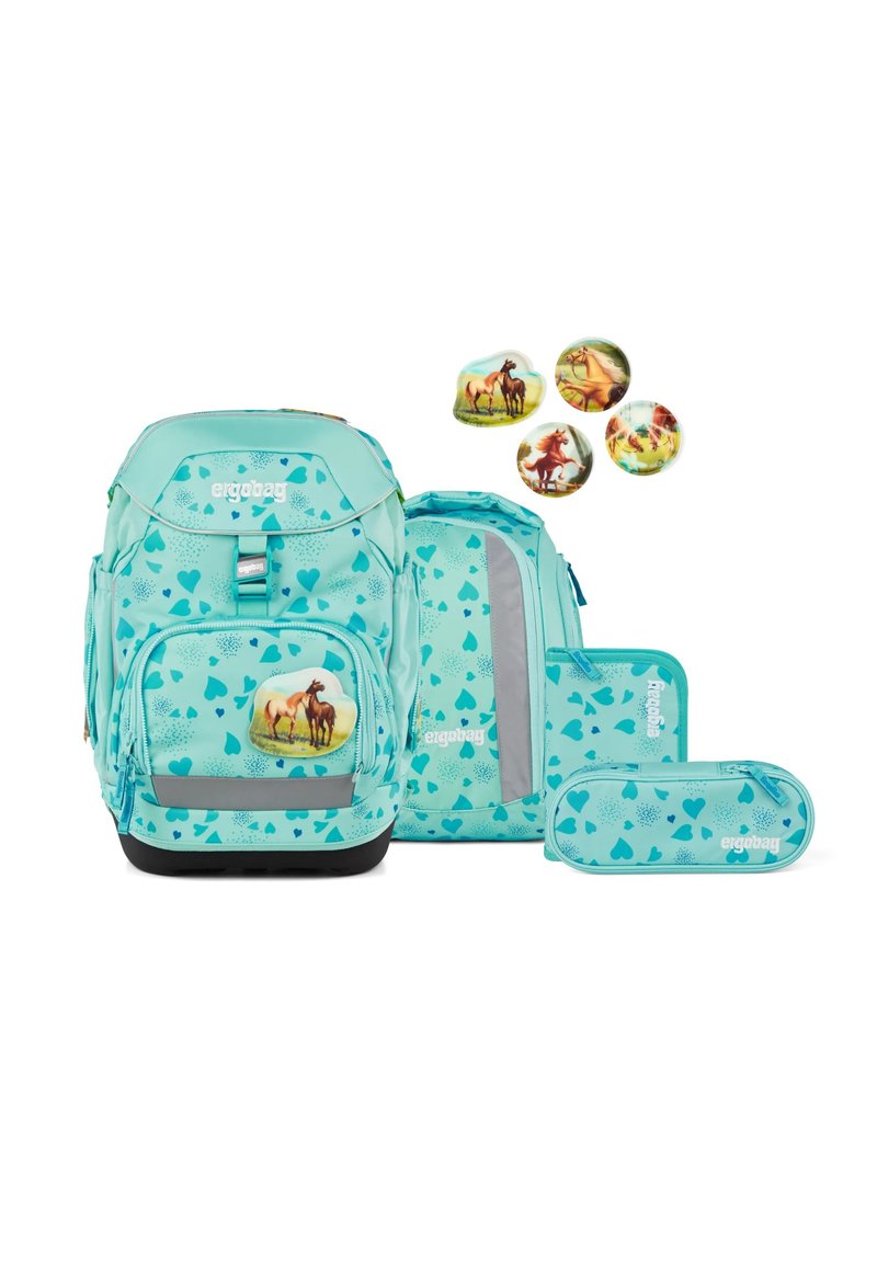 Een turquoise rugzakset met harten en paardenafbeeldingen. Bevat een hoofdruimterugzak, een bijpassend etui en een kleinere ritstas.