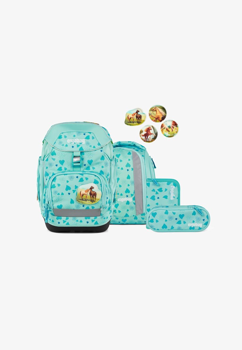 Un set de mochila turquesa con gráficos de corazones y caballos. Incluye una mochila principal, un estuche a juego y una bolsa con cremallera más pequeña.