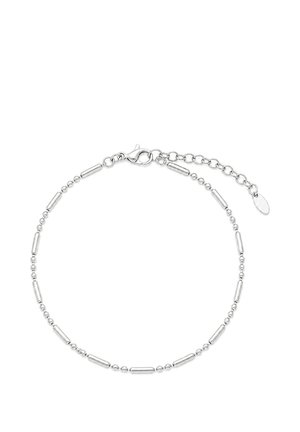 Delicato braccialetto in argento con piccole perle rotonde e cilindriche, chiusura a moschettone e catena regolabile su sfondo bianco.