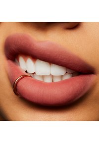 MAC POWDER KISS LIQUID LIPCOLOUR - Flytande läppstift - over the taupe