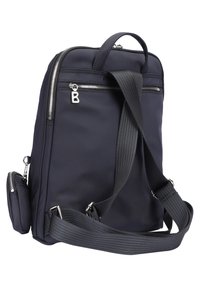 Sac à dos en nylon bleu marine avec des bretelles réglables, plusieurs poches zippées et une petite poche latérale. Doté d'un accent logo argenté.