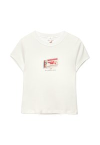 Hvid kortærmet T-shirt med et grafisk motiv af en tændstiksæske mærket "Burning for you" og små røde hjerter på brystet.