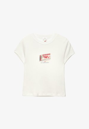 Bela majica s kratkimi rokavi z grafiko škatlice za vžigalice, označeno "Goreče zate", in majhnimi rdečimi srčki na prsih.