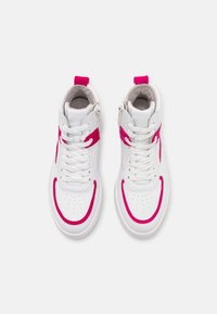 Białe wysokie sneakersy z jaskraworóżowymi akcentami, sznurówki związane, z bocznymi zamkami, przedstawione z widoku z góry na jednolitym tle.