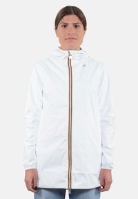 Giacca impermeabile bianca con chiusura a zip frontale, polsini elastici, cappuccio e zip con accenti multicolori. Texture liscia e design fino al ginocchio.