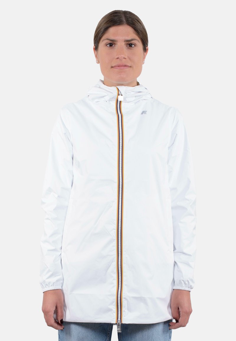 Giacca impermeabile bianca con chiusura a zip frontale, polsini elastici, cappuccio e zip con accenti multicolori. Texture liscia e design fino al ginocchio.