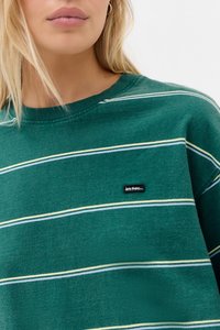 Grüner gestreifter Joggingpullover mit gelben und weißen Linien, aus strukturiertem Stoff, runder Ausschnitt und einem schwarzen Etikett auf der Brust.
