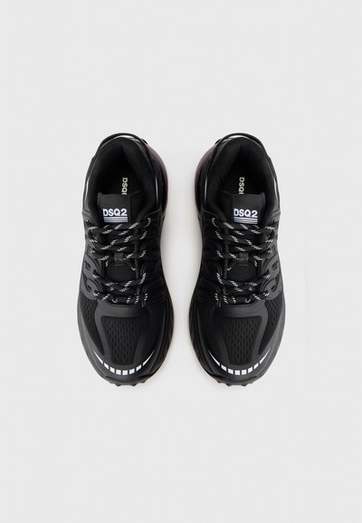 O pereche de pantofi sport negri, cu șireturi cu model, din material mesh și logo-ul "DSQ2" pe limbă, văzuți de sus pe un fundal alb.