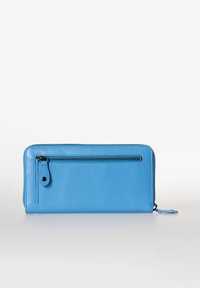 Portafoglio in pelle blu con una texture liscia, chiusura con zip e una tasca esterna con zip. Caratterizzato da cuciture precise e un profilo sottile.