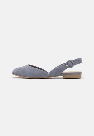 Grå ruskind spids tå slingback flad sko med en rund spænde på stroppen og en lav træhæle.