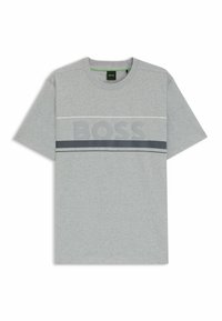 Vaaleanharmaa lyhythihainen t-paita, joka on valmistettu puuvillasta ja jossa on kohotettu "BOSS"-logo tummemmassa harmaassa värissä vaakasuorilla korostusraidoilla.