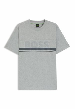 Vaaleanharmaa lyhythihainen t-paita, joka on valmistettu puuvillasta ja jossa on kohotettu "BOSS"-logo tummemmassa harmaassa värissä vaakasuorilla korostusraidoilla.