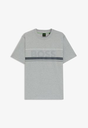 Vaaleanharmaa lyhythihainen t-paita, joka on valmistettu puuvillasta ja jossa on kohotettu "BOSS"-logo tummemmassa harmaassa värissä vaakasuorilla korostusraidoilla.