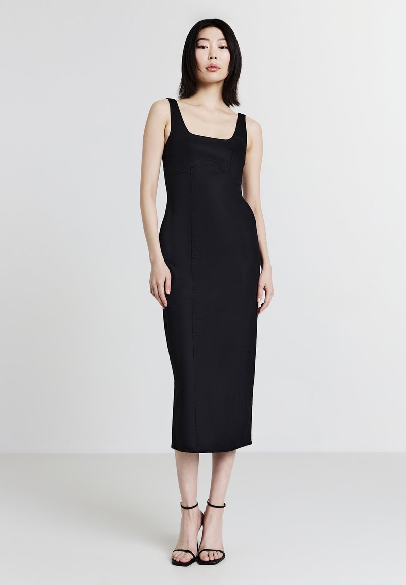 Abito midi nero aderente con scollo quadrato e sottili spalline, realizzato in tessuto liscio. Presenta un orlo dritto e cuciture laterali.