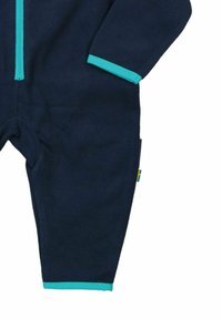 Marinblå fleeceoverall med turkosa detaljer; har en hel dragkedja och ribbade ärmmuddar; etikett synlig med svenskt flaggmotiv.
