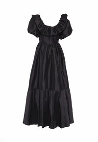 Robe en satin noir à épaules dénudées avec manches bouffantes, large encolure à volants, taille cintrée et jupe longue à volants superposés.