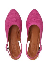 Różowe buty slingback z ażurowym wzorem, z ostrym noskiem i brązową skórzaną wkładką. Posiadają klamrę umożliwiającą regulację dopasowania.