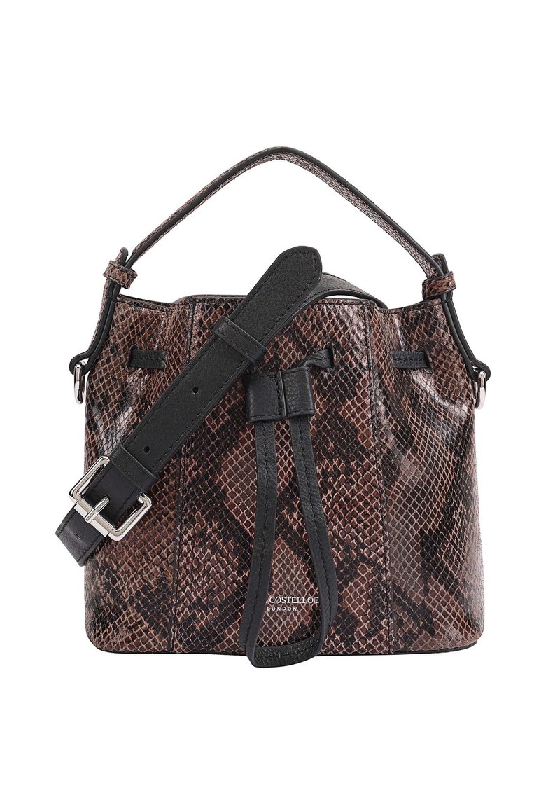Bruine en zwarte slangenprint emmertas met een zwarte leren schouderriem, een verstelbare zilveren gesp en een trekkoordsluiting. Smooth, glanzende textuur.