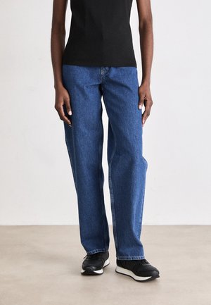 Blauwe denim jeans met een rechte pasvorm, voorzien van een klassieke vijf-pocketstijl en stevige stiksels. Gedragen met een zwart topje en zwarte sneakers.