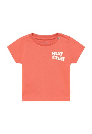 Koraalroze T-shirt met korte mouwen, ronde halslijn en zijsluitingen met drukknopen; voorzien van de tekst "Stay Chill" in wit gedrukt op de linkerborst.