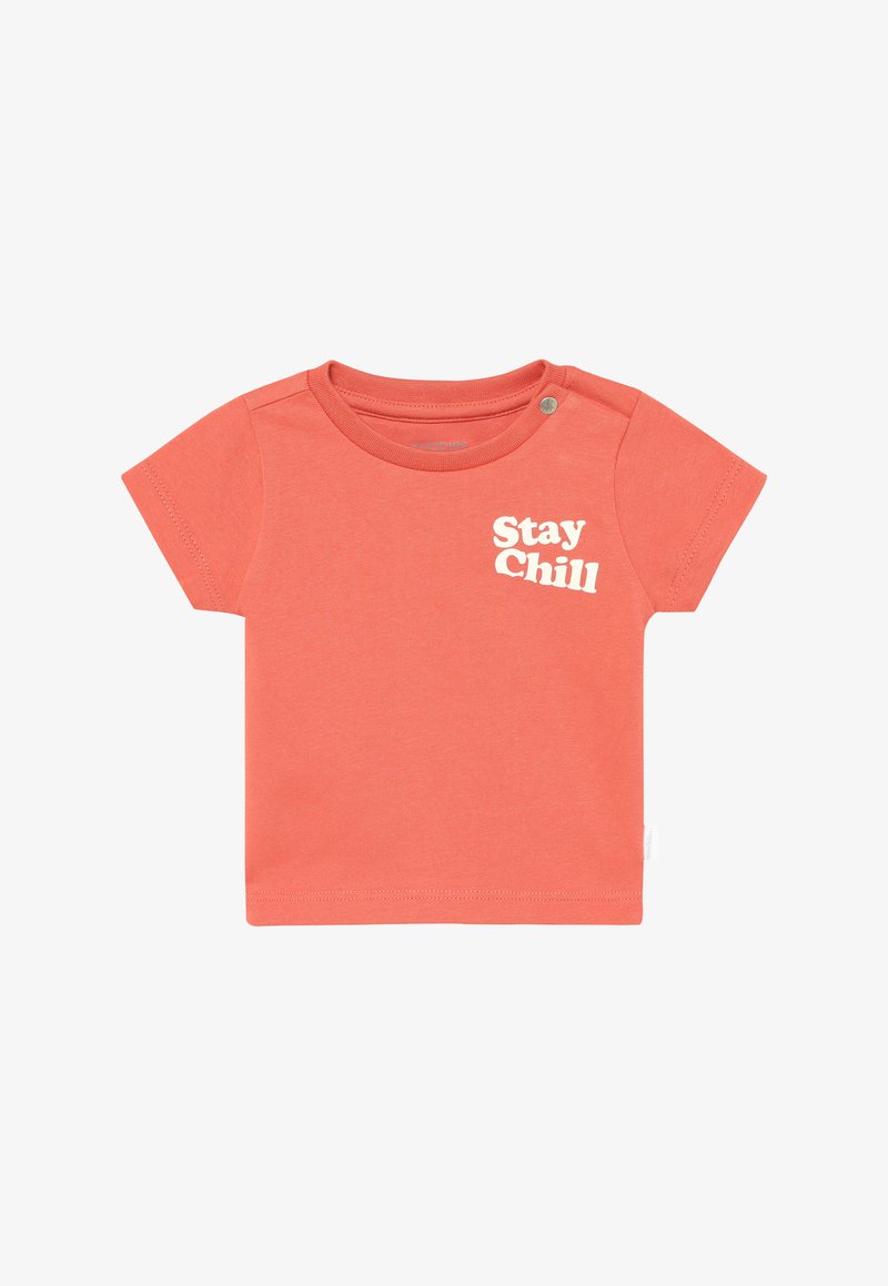 T-shirt corail à manches courtes avec col rond et fermeture à pression latérale ; arbore l'inscription "Stay Chill" imprimée en blanc sur la poitrine gauche.
