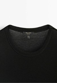 Pull en maille côtelée noir avec un col rond et un tissu texturé. L'étiquette intérieure indique la marque et les détails de taille.