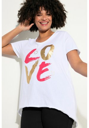 T-shirt en coton blanc avec un ourlet arrondi portant le mot "LOVE" en lettres dorées et roses en coup de pinceau, manches courtes et coupe décontractée.
