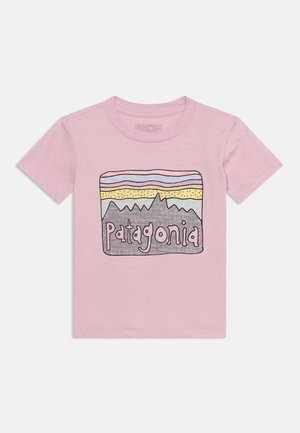 Lyserød kortærmet t-shirt med et farverigt bjerg- og solnedgangsgrafik og teksten "Patagonia" centreret på brystet.