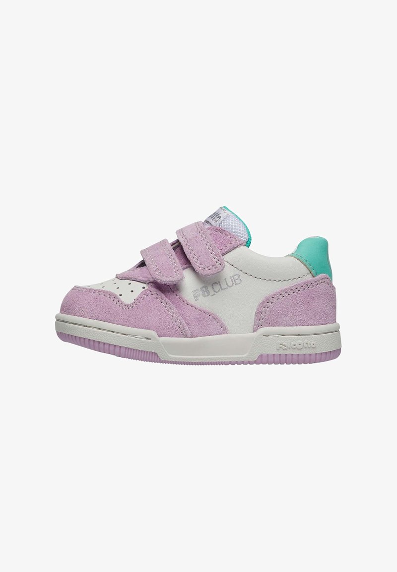 Sneaker in suede viola e pelle bianca con doppie fascette in Velcro, suola in gomma testurizzata e dettagli color turchese chiaro sul tallone e sulla linguetta.