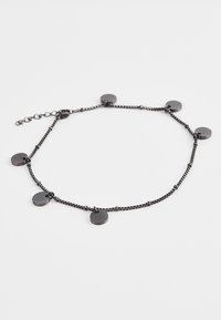 Schwarzes Metallarmband mit Perlen, das aus kleinen runden Scheiben besteht, die durch eine zarte Kette verbunden sind, und mit einem verstellbaren Verschluss zur Größenanpassung.