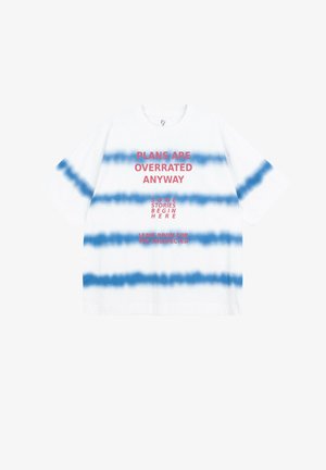 Biała koszulka z poziomymi niebieskimi paskami tie-dye i czerwonym tekstem: „Plany i tak są przeceniane”, „Niektóre historie zaczynają się tutaj” oraz „Zostaw miejsce na nieoczekiwane.”