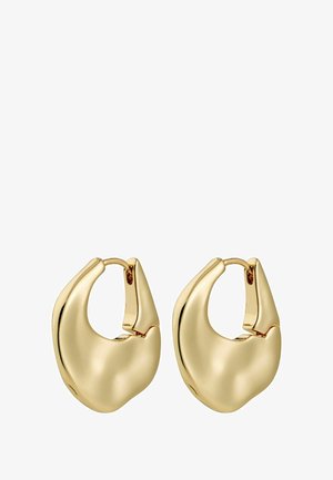Goldfarbene Creolen mit einem glatten, runden Design und einer leichten Asymmetrie, ausgestattet mit einem klappbaren Verschluss.