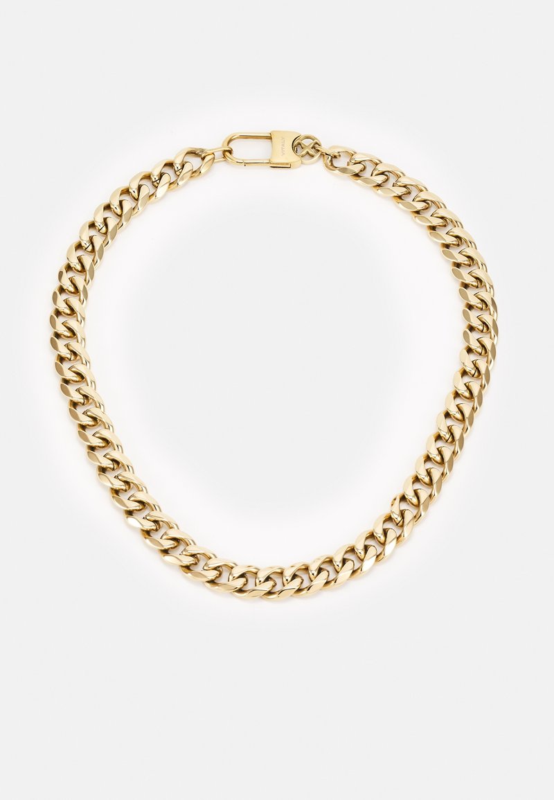 Bracelet chaîne doré avec des maillons épais entrelacés et un fermoir rectangulaire sur fond blanc.