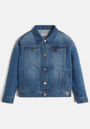 Veste en jean bleu avec fermeture boutonnée à l'avant, poches poitrine à rabat, poches latérales, manches longues et petit logo triangulaire de la marque près de l'ourlet.