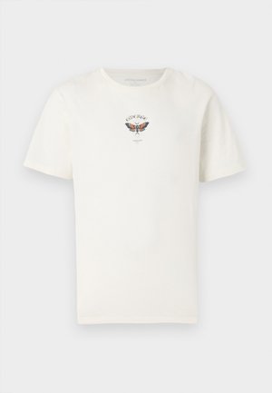 T-shirt branca de manga curta com um pequeno gráfico colorido de uma traça e a palavra "EMERGE" impressa acima da traça, no peito.