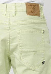REGULAR STRETCH BERMUDA COLORS  - Lühikesed teksad - lima   lime green