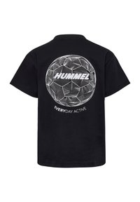 Svart t-shirt med kort ärm som har en stor vit grafik av en stiliserad fotboll och "HUMMEL"-logotypen med texten "EVERYDAY ACTIVE".