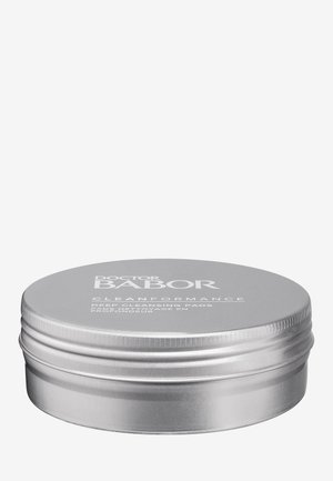 Conteneur en aluminium avec une finition lisse et argentée. Le dessus affiche "Doctor Babor Cleanformance" et "Deep Cleansing Pads" en texte blanc.