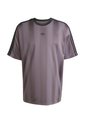 T-shirt de sport violet avec des rayures horizontales, manches courtes, col rond, et logo Adidas noir sur la poitrine. Tissu lisse et léger.