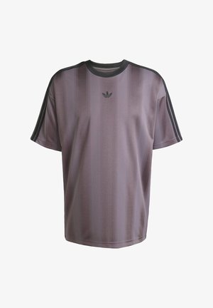 T-shirt de sport violet avec des rayures horizontales, manches courtes, col rond, et logo Adidas noir sur la poitrine. Tissu lisse et léger.