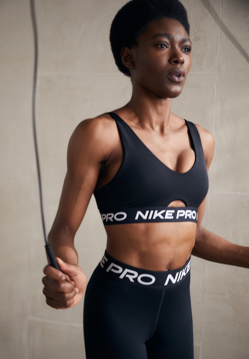 Nike Performance - INDY PLUNGE BRA - Sports-BH'er med medium støtte - black/white, Forstør