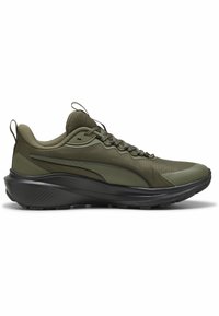 Scarpa sportiva verde oliva con tomaia in mesh, suola in gomma nera, accenti texturizzati e sovrapposizioni a contrasto. Dotata di chiusura con lacci e zona di presa.