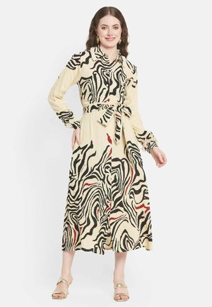Langes cremefarbenes Kleid mit schwarz-rotem abstrakten Zebra-Print, Knopfleiste vorne, tailliertem Gürtel, langen Ärmeln und Seitentaschen.
