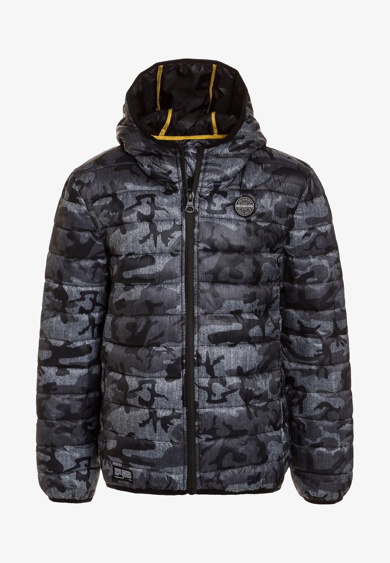 Doudoune noire et grise à motif camouflage avec capuche, bordure jaune à l'intérieur de la capuche, fermeture éclair à l'avant, et logo rond sur la poitrine.