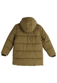 Oliwkowa pikowana kurtka z kapturem, z poziomymi przeszyciami i czarnymi mankietami na rękawach. Widok od tyłu, brak widocznych szczegółów z przodu.