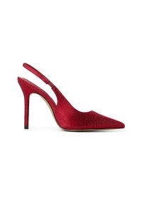 Czerwone czółenka na obcasie typu slingback z ostrym czubkiem, pokryte małymi, lśniącymi cekinami, z eleganckim designem i cienkim obcasem typu stiletto.