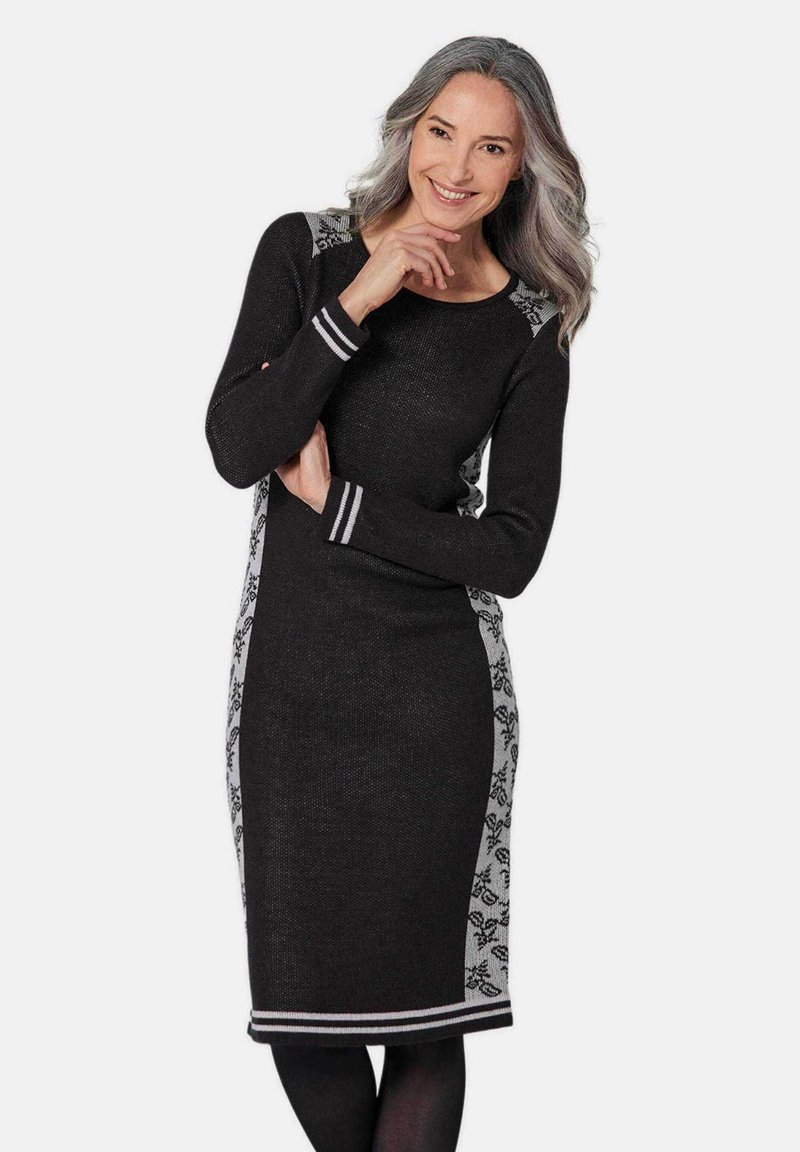 Schwarzes Strickkleid mit langen Ärmeln, einer figurbetonten Silhouette, gestreiften Akzenten an den Schultern und dem Saum sowie gemusterten Seitenteilen.